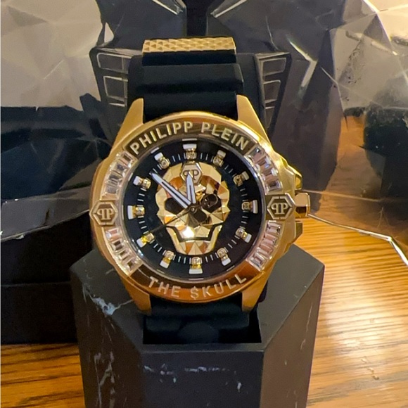 The black genderless skull watch with an adjustable strap. - Picture 2 of 4